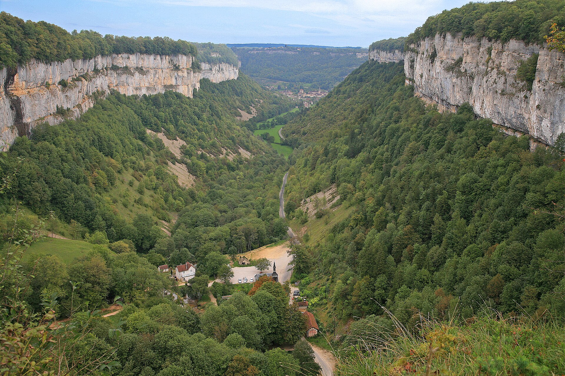 Le village de Baume-les-Messieurs au fond de sa reculée