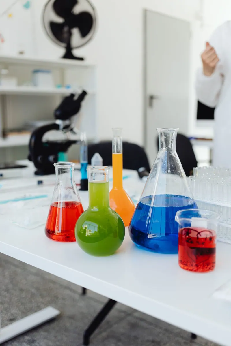 Affiche : Atelier famille : Science des couleurs 4-7 ans !