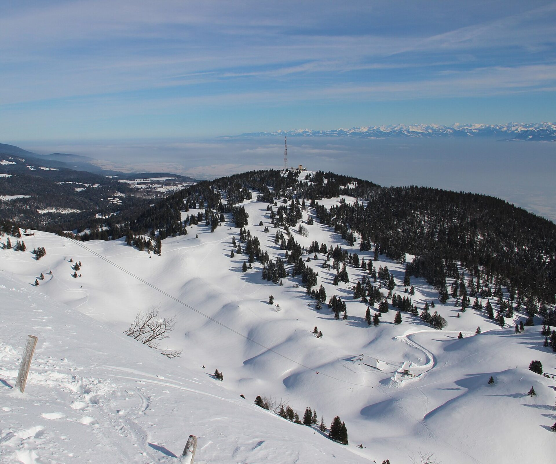 Panorama depuis le sommet de la Dôle, pistes de ski de fond et Alpes au loin