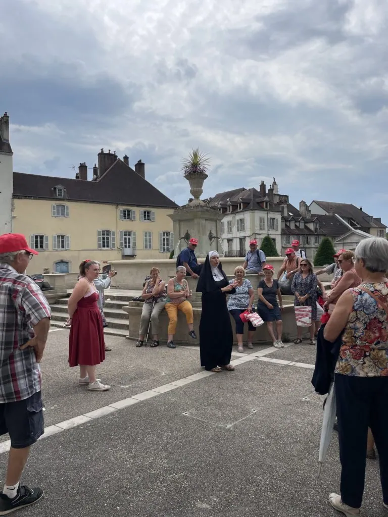 Affiche de Visite guidée théâtralisée du vieux Lons-le-Saunier à Lons-le-Saunier (39) — Sorties dans le Jura